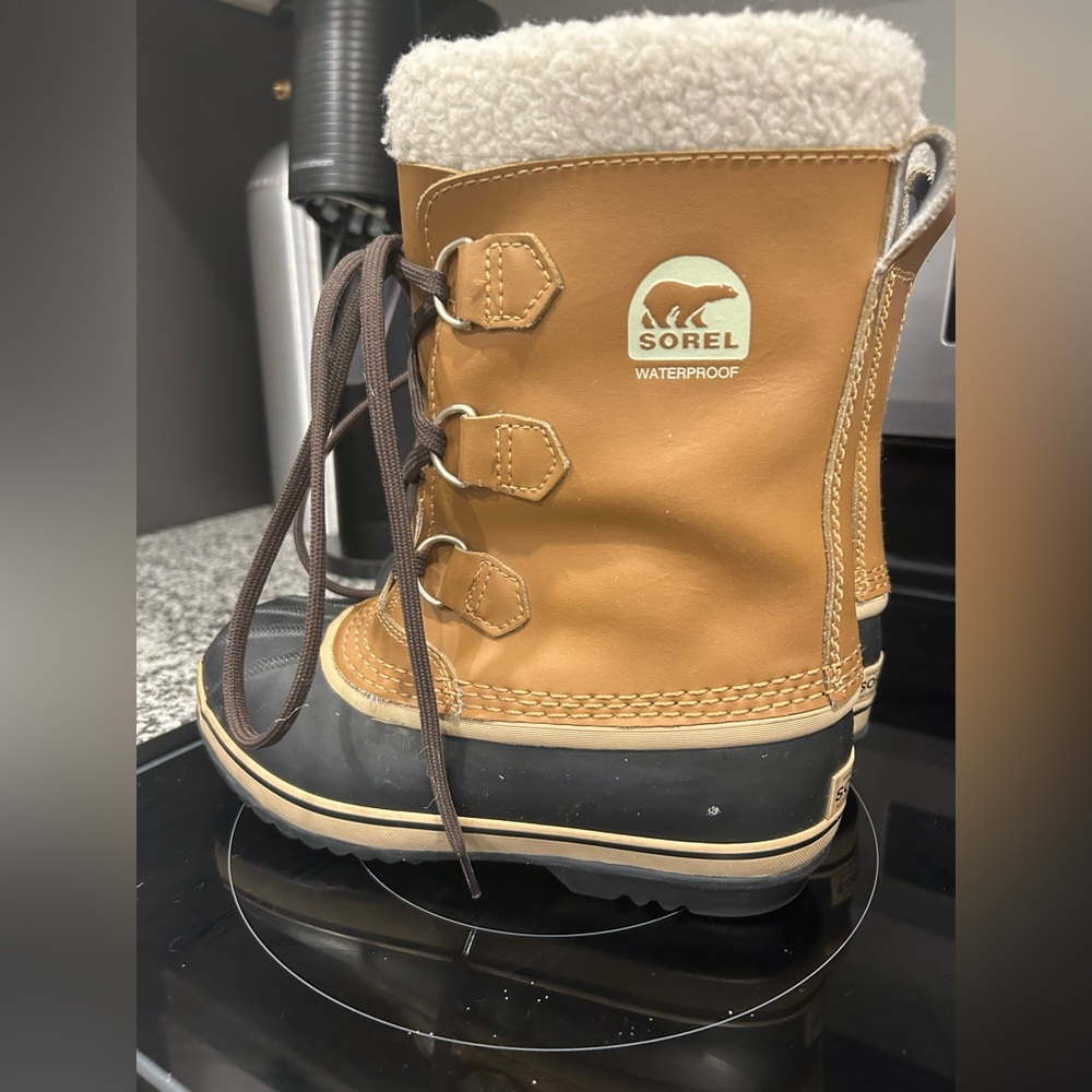 Sorel waterproof boots- size 5. 
Style number:  Y1443-259